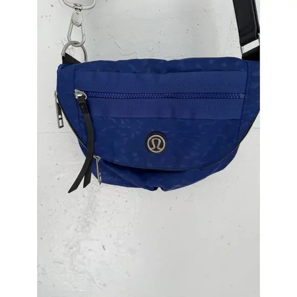 Lululemon Crossbody Bag Womens Adjustable Strap Festival Purse Shadow wrap Blue - Picture 2 of 12